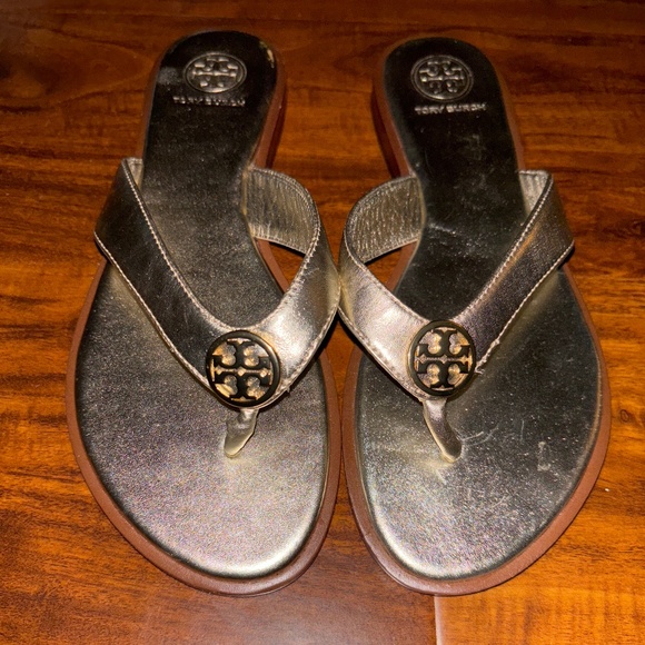 NEW Tory Burch Gold Leather Flip Flops - Picture 1 of 6